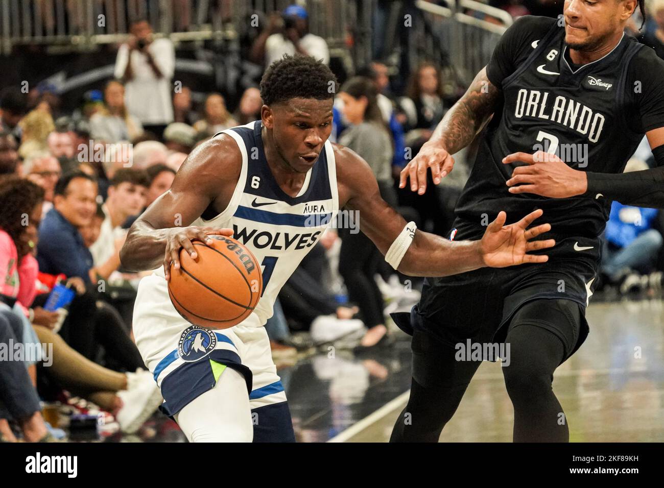 Orlando, Florida, USA, 16. November 2022, Minnesota Timberwolves Guard Anthony Edwards #1 läuft an Chuma Okeke #3 in der zweiten Hälfte im Amway Center vorbei. (Foto: Marty Jean-Louis) Stockfoto