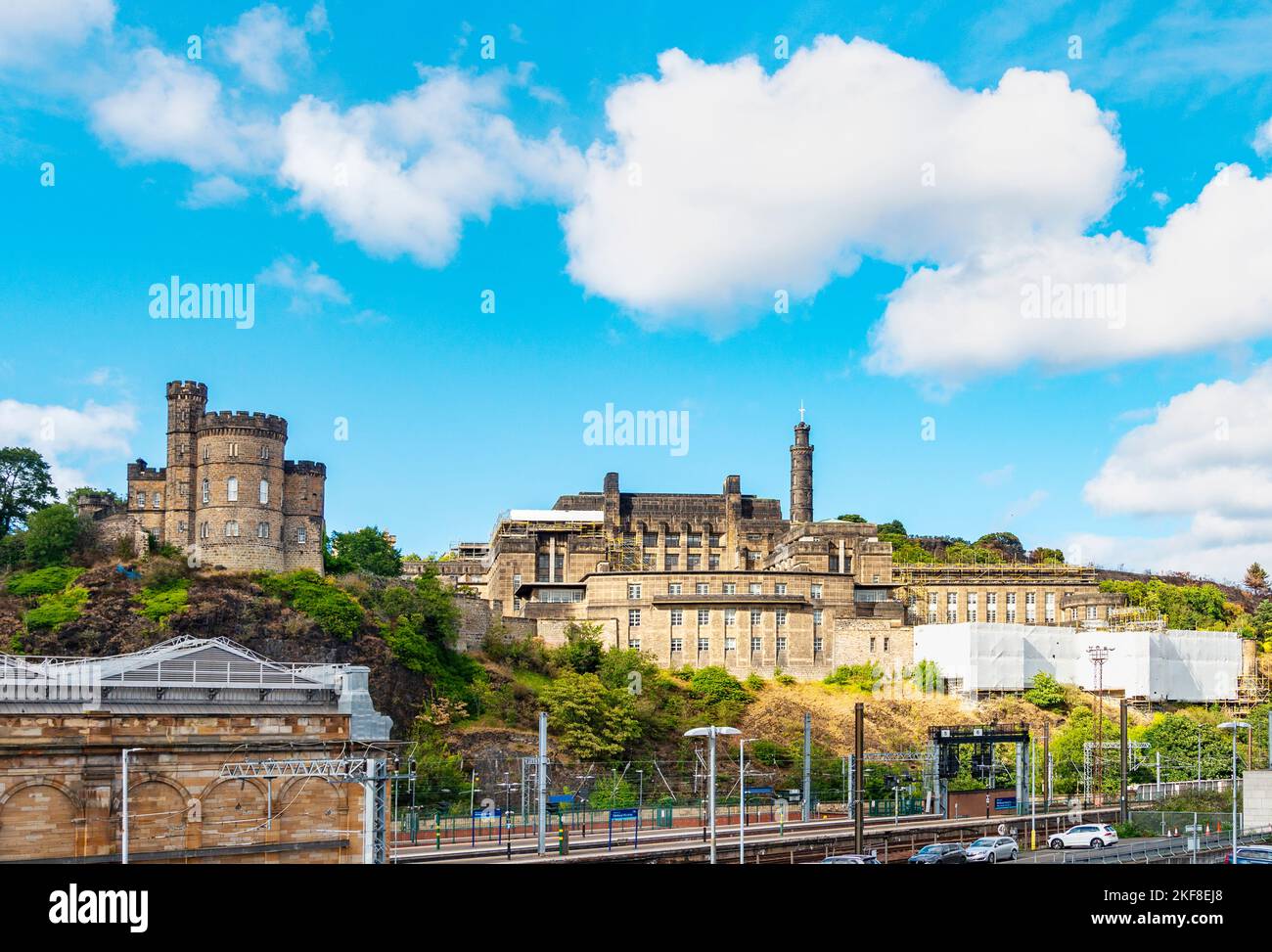 Edinburgh City, Bahnhofsplattform, Governor's House und Rückseite der schottischen Hauptstadt, Regierungsgebäude dahinter, im Hochsommer mit Blau Stockfoto