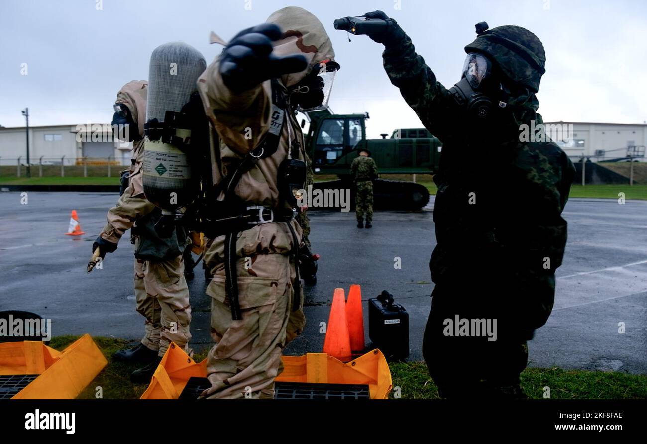 Ein Mitglied der japanischen Bound Self-Defence Force aus dem Jahr 102., einem nuklearen, biologischen und chemischen Unternehmen, überprüft einen US-Soldaten der 95. Chemical Company, 17. Combat Sustainment Support Bataillon, 11. Airborne Division, auf fiktive Kontaminanten als letzten Teil der Dekontamination während einer Massenübung im Rahmen von Keen Sword 23, Am Marine Corps Air Station Futenma, Okinawa, Japan, November 12. Zusammen mit Marineinfanteristen der Across III Marine Expeditionary Force reagierten die Einheiten auf einen vermuteten Angriff und entdeckten Schadstoffe, identifizierten und entfernten Opfer und führten eine Dekontamination als Joint durch, b Stockfoto