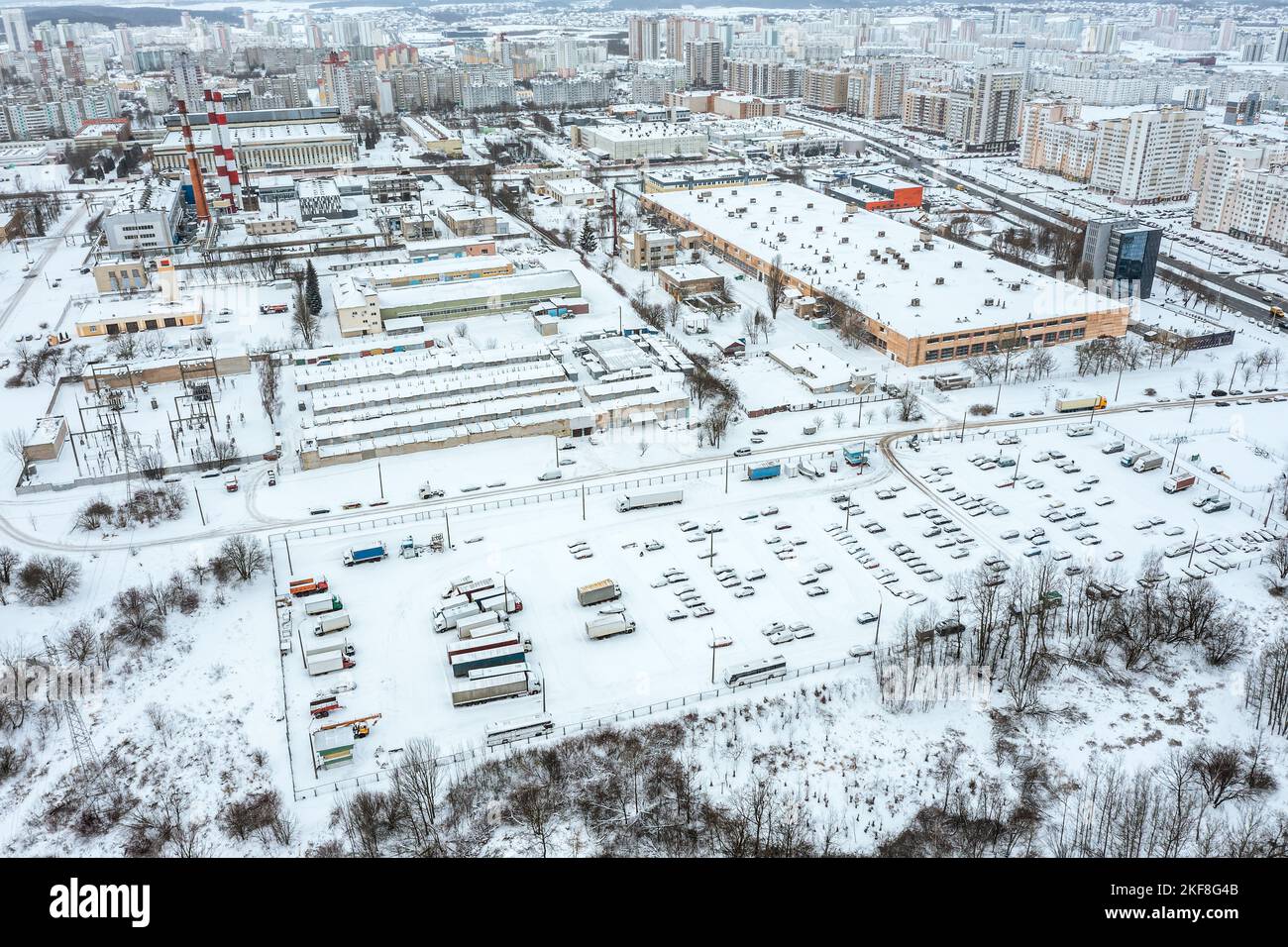 Luftaufnahme des Industriegebiets in einem städtischen Wohngebiet im Winter. Drohnenfoto. Stockfoto