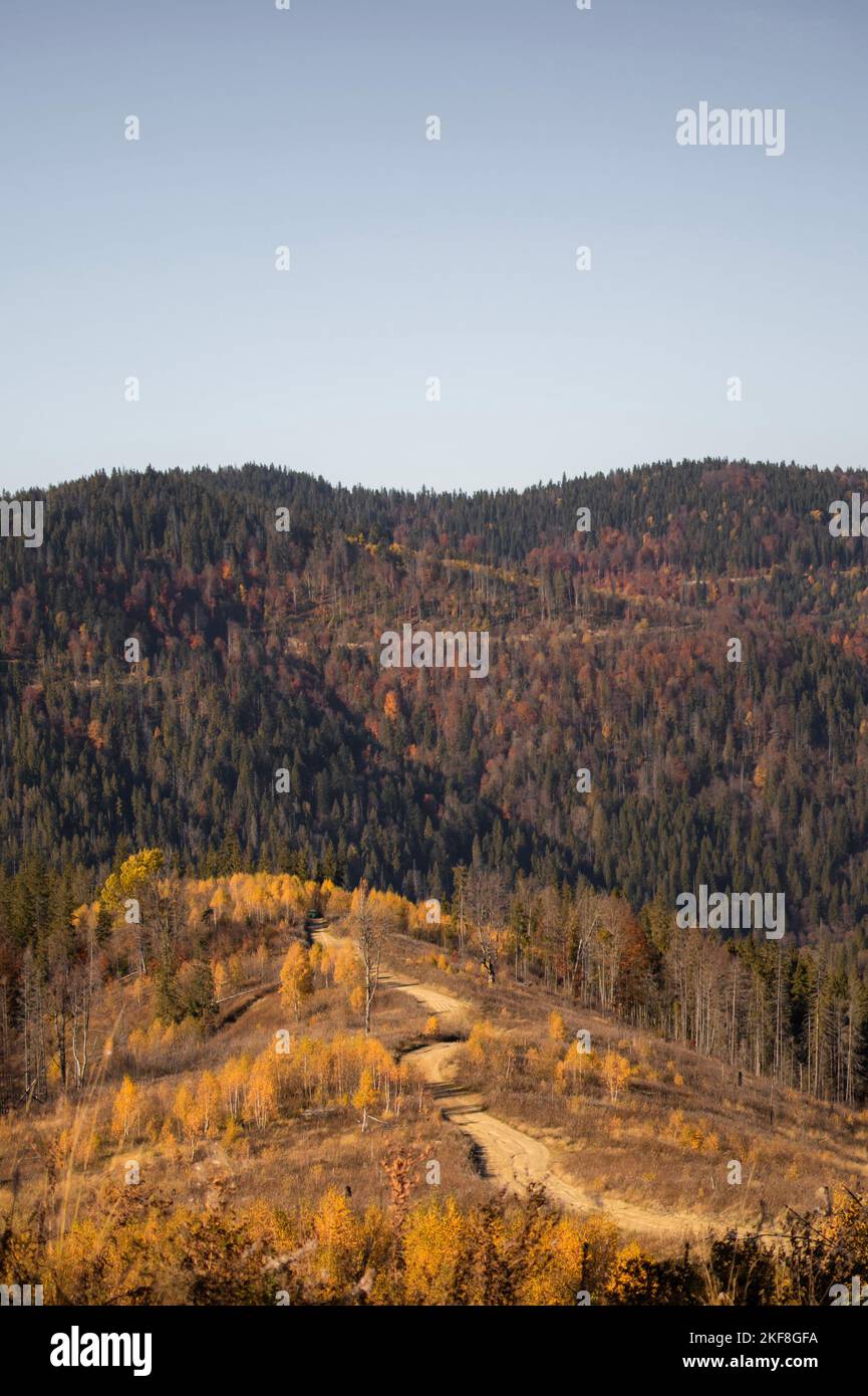 Offroad in den Bergen. Wunderschöne Landschaft an sonnigen Herbsttagen Stockfoto