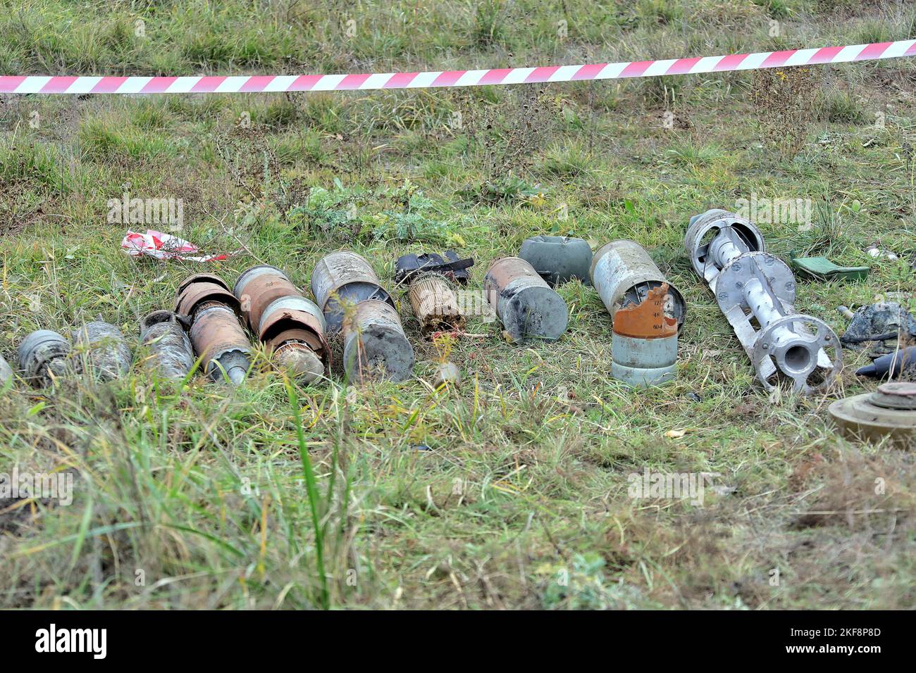 REGION CHERSON, UKRAINE - 16. NOVEMBER 2022 - als EOD-Einheit des ukrainischen Staates Emergen liegen Granaten und Fragmente einer russischen Rakete auf dem Boden Stockfoto