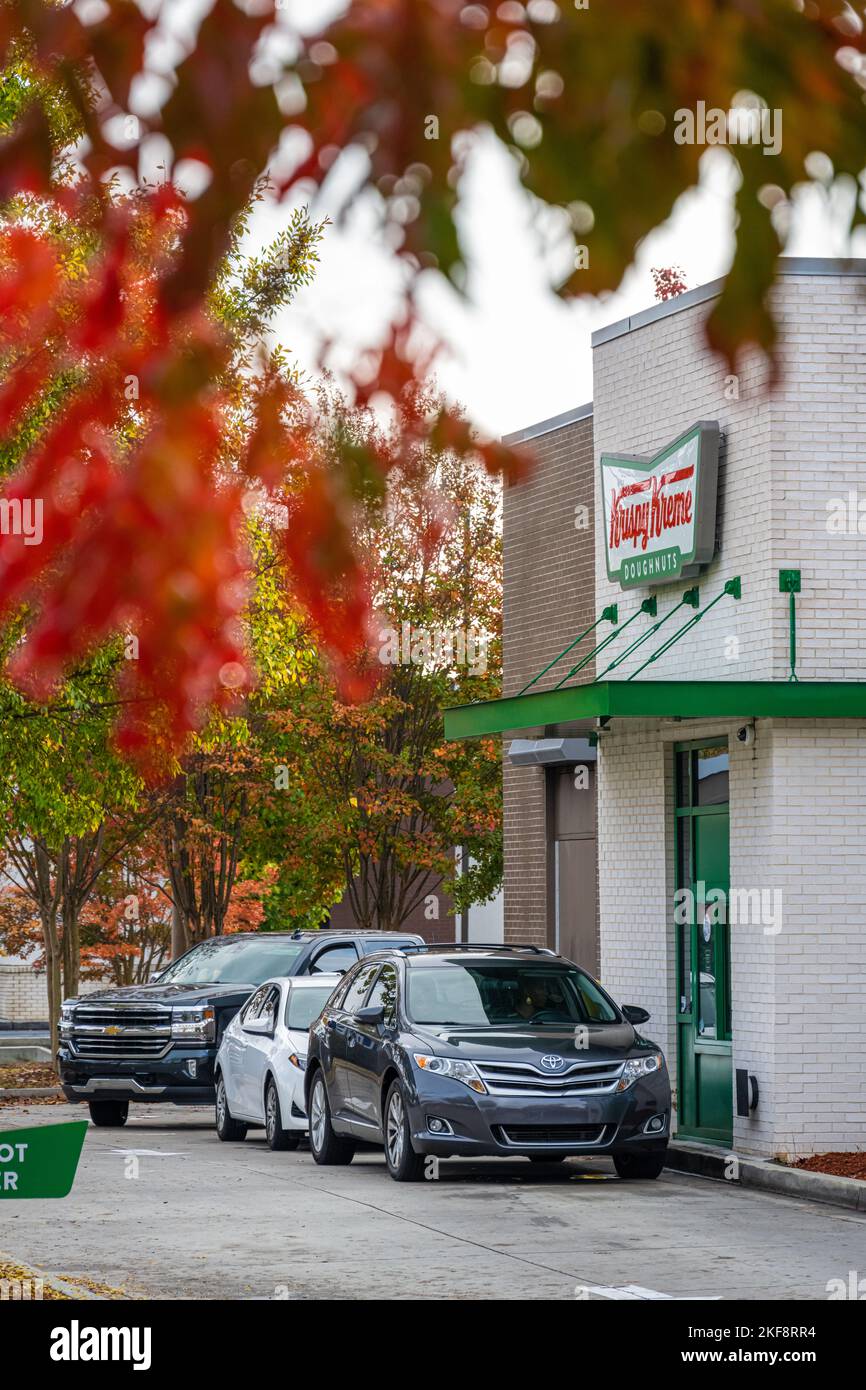 Geschäftiges Krispy Kreme Donuts Drive-Thru in Snellville, Georgia. (USA) Stockfoto