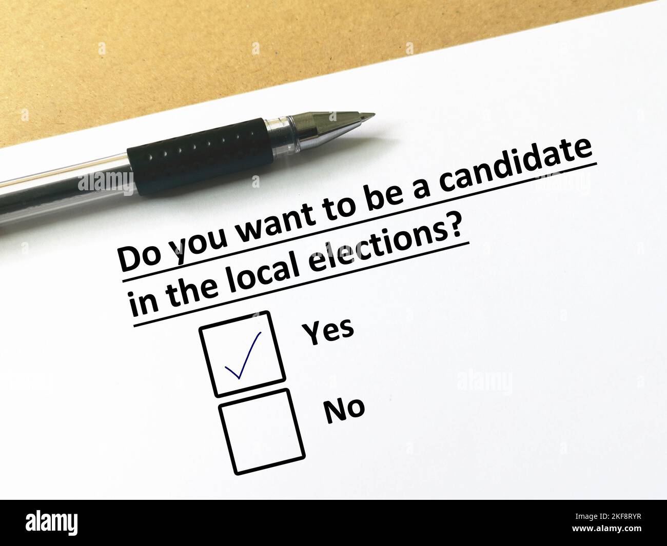 Eine Person beantwortet Fragen zur Wahl. Er will Kandidat bei den Kommunalwahlen sein. Stockfoto