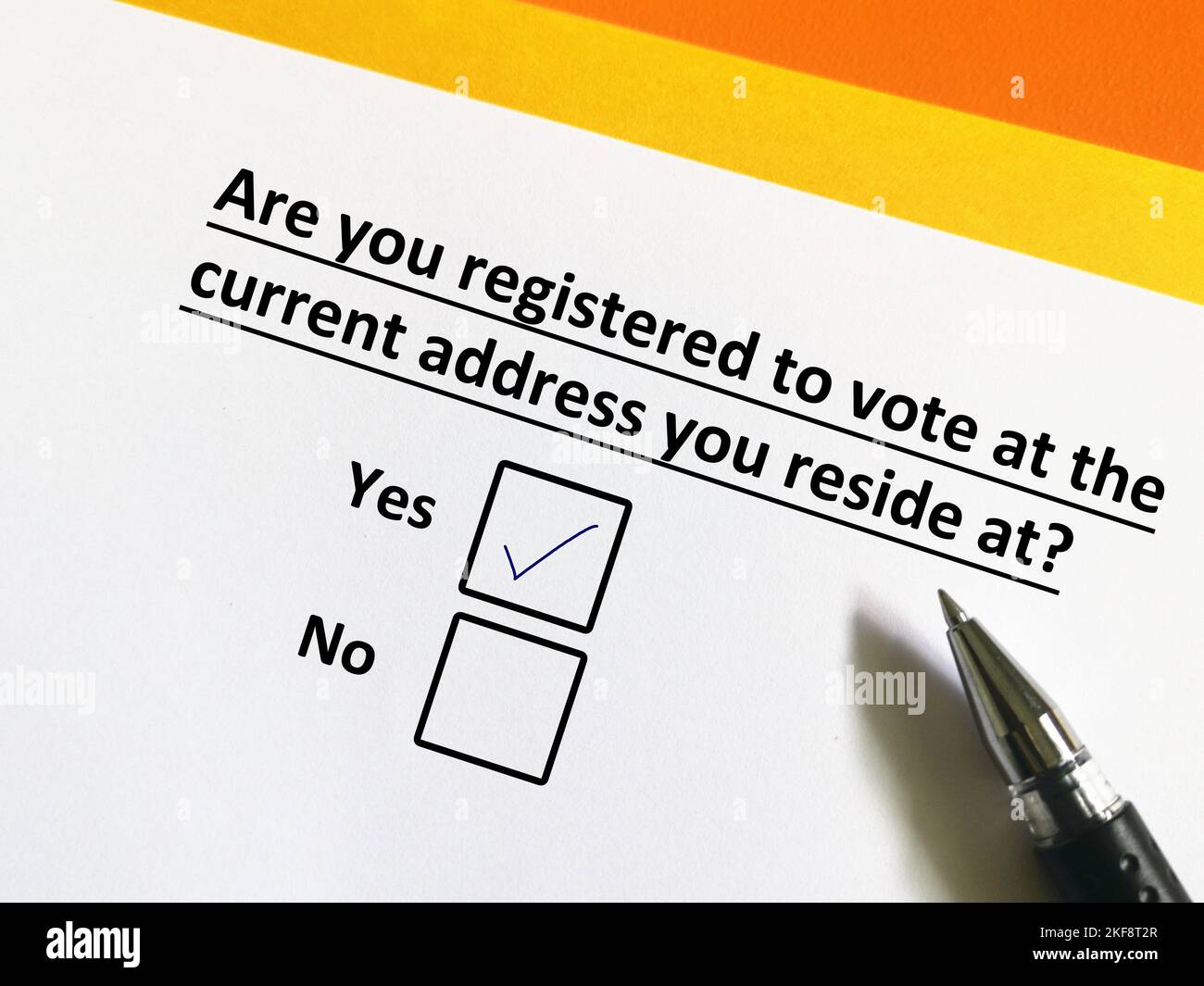 Eine Person beantwortet Fragen zur Wahl. Er ist für die Stimmabgabe unter der aktuellen Adresse registriert, an der er wohnt. Stockfoto