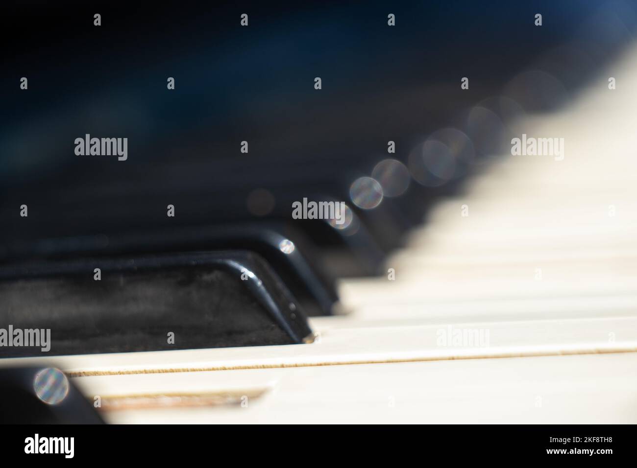 Altes Klavier mit schwarz-weißen Tasten auf der Straße als Hintergrund, Musikkonzept Stockfoto