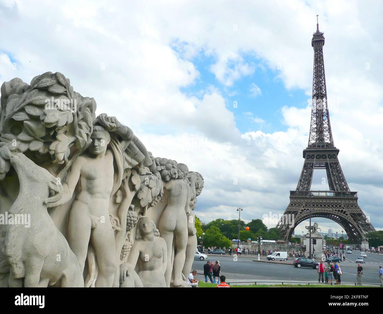 Paris, Frankreich - 05. August 2011: Eiffelturm vom Trocadero-Platz aus gesehen mit Gruppenstatus von La Joie de Vivre von Leon-Ernest Drivier (1878-1951). Stockfoto