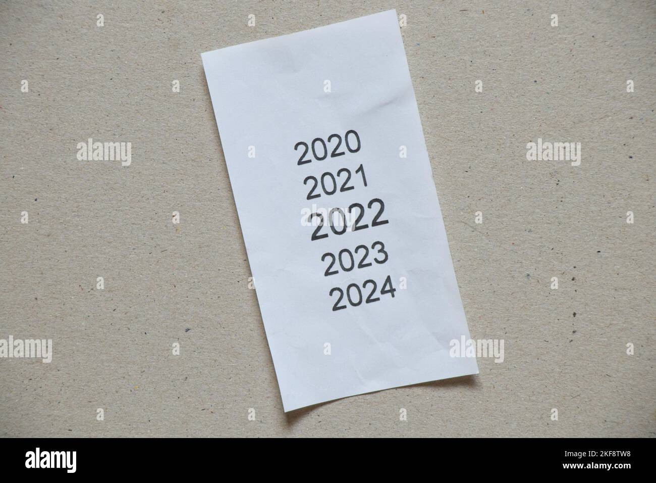 Jahre in der Checkliste 2020,2021,2022,2023 als Liste der auf Schecks gedruckten Jahre, Neujahr 2022 auf Papier als Hintergrund, eine Liste mit einer Liste der Jahre Stockfoto