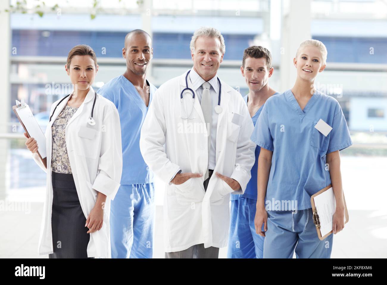 Medizinische Fachkräfte, denen Sie vertrauen können. Team von medizinischen Fachkräften, die zusammen stehen. Stockfoto