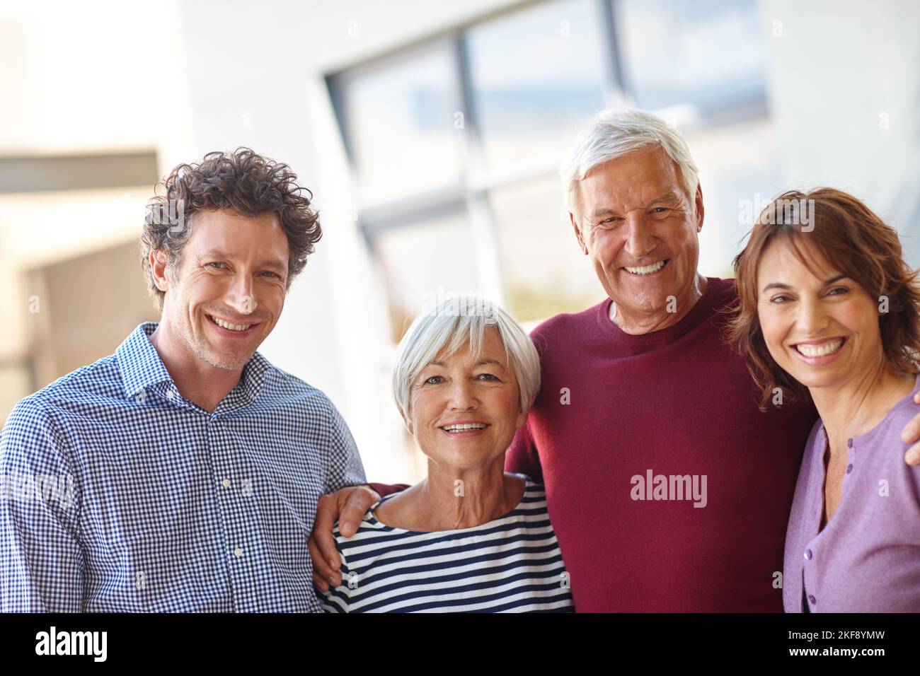 Zeit mit Mama und Papa verbringen. Porträt eines älteren Ehepaars, das mit seinen Kindern draußen steht. Stockfoto