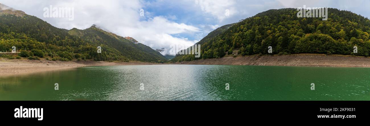 Lac de Fabreges, dessen Wasserstand viel niedriger ist als üblich. In den atlantischen Pyrenäen, in Neu-Aquitanien, Frankreich Stockfoto