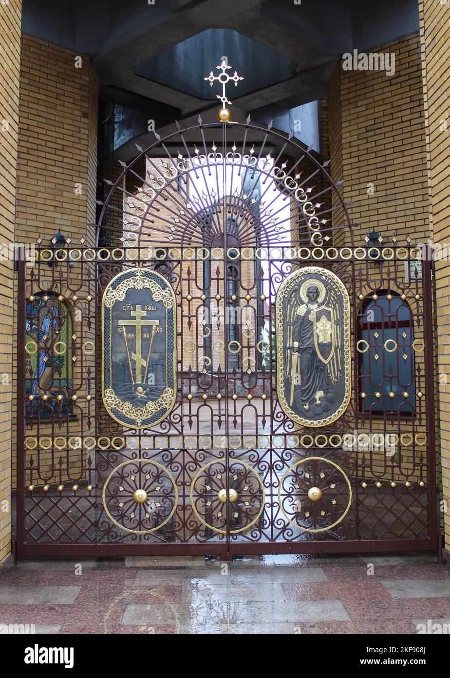 18.11.2022 Bialystok Polen. Kunstvoll dekoriertes Metalltor am Eingang der orthodoxen Kirche. Stockfoto