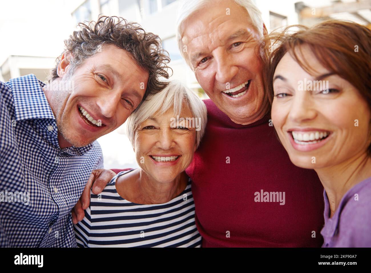 Leben, lieben, lachen. Porträt eines älteren Ehepaars, das mit seinen Kindern draußen steht. Stockfoto