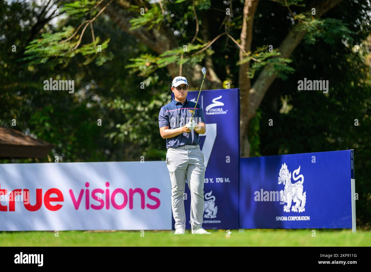 Chiang Rai, THAILAND. 17.. November 2022. Poosit Suprapramai aus THAILAND schlägt bei Loch 7 während der 1. Runde der All Thailand Golf Tour 23. Singha Thailand Masters im Santiburi Country Club in Chiang Rai, THAILAND ab. Quelle: Jason Butler/Alamy Live News. Stockfoto