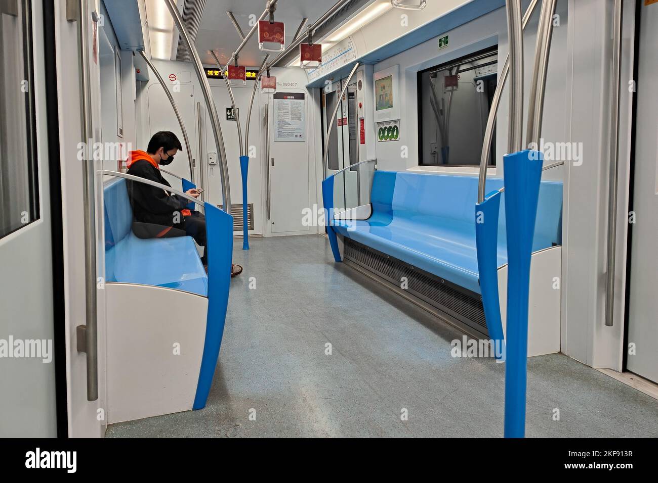 SHANGHAI, CHINA - 17. NOVEMBER 2022 - in Shanghai, China, werden weniger Passagiere auf der U-Bahn-Linie 8 gesehen, 17. November 2022. Stockfoto