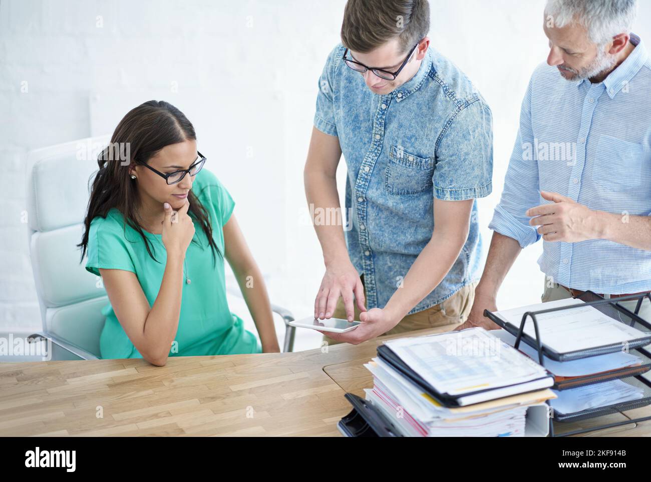 Er hat einige Gedanken. Ein reifer Geschäftsmann treffen mit seinem kreativen Team. Stockfoto