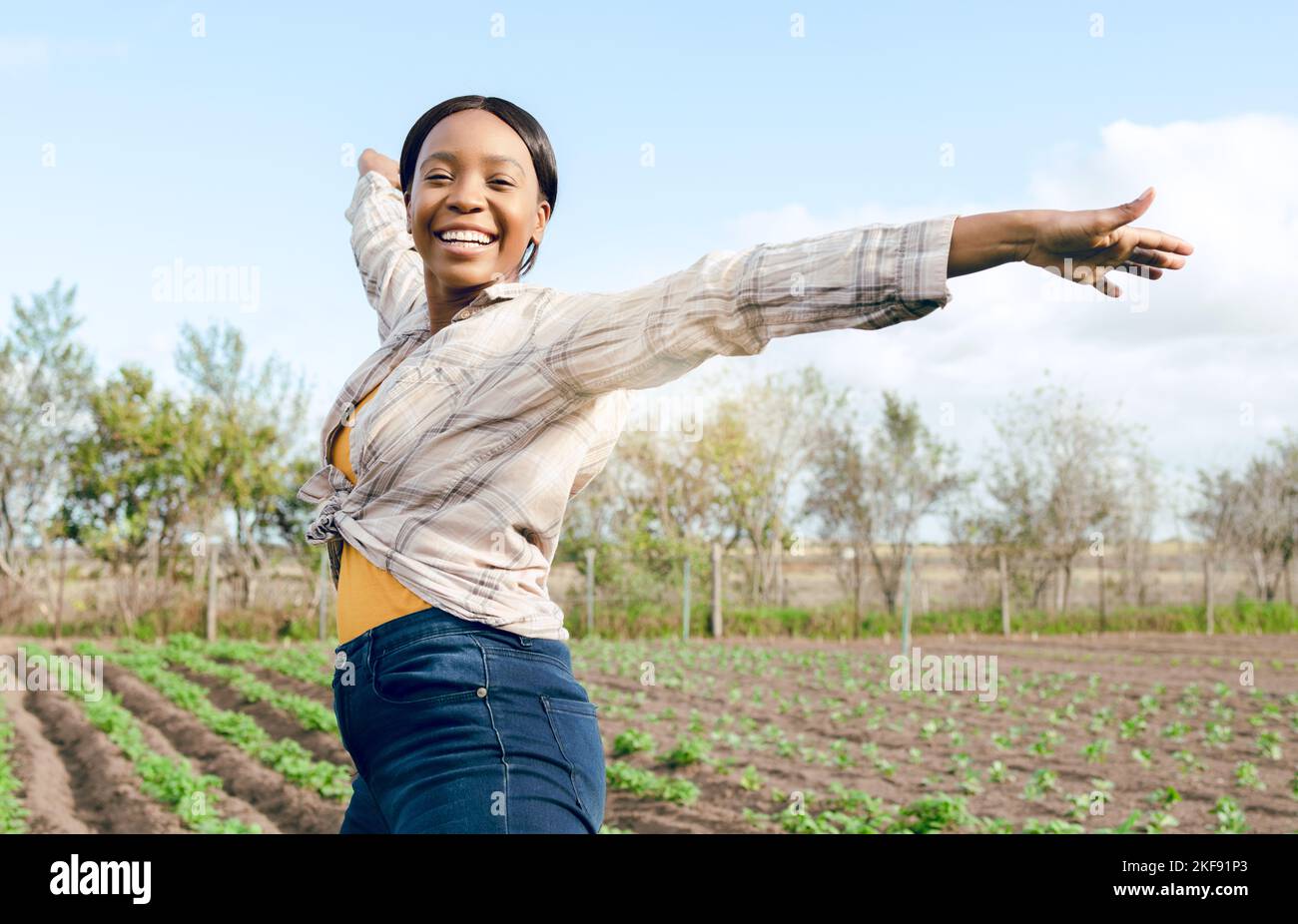 Landwirtschaft, schwarze Frau und Landwirt und Umwelt mit Farm Ernte und Landwirtschaft für Nachhaltigkeit auf dem Land. Grün, nachhaltig und frei Stockfoto