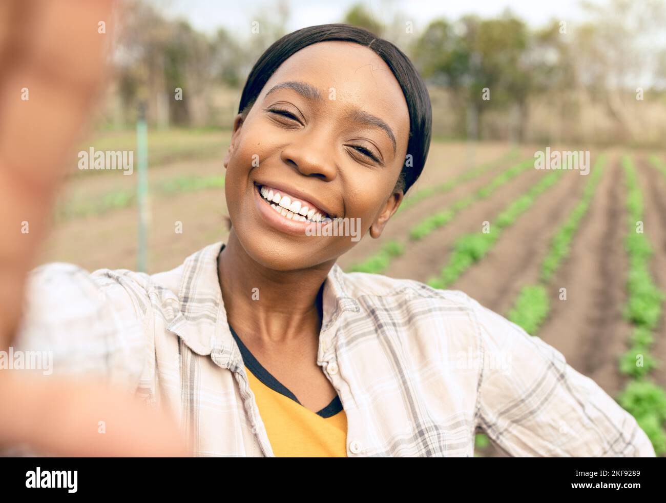 Landwirtschaft, Farm und Selfie einer glücklichen schwarzen Frau, die lächelt und im Freien fotografiert. Agro, Nachhaltigkeit und Selbstporträt der Bäuerin für Stockfoto