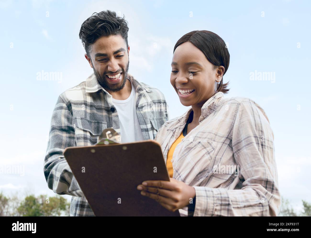 Landwirtschaft, Landwirtschaft und Landwirte mit Clipboard, um Pflanzenwachstum, Produkte und Gemüse auf dem Bauernhof zu kontrollieren. Nachhaltigkeit, Teamwork und indische Mann und Stockfoto