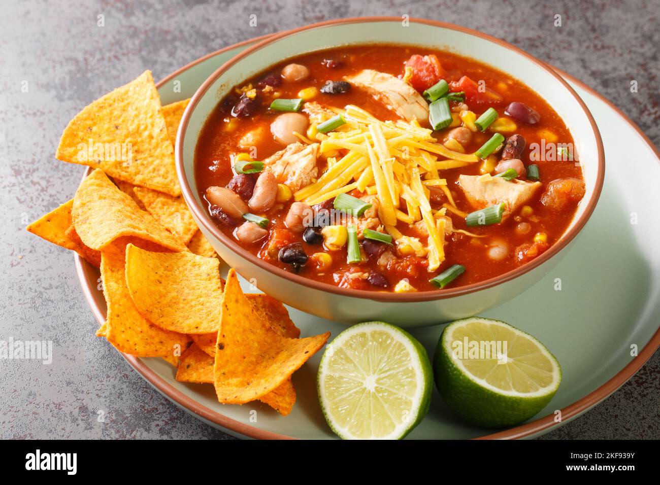 Leckere Chicken Taco-Suppe mit zartem Huhn, süßem Mais, schwarzen ...