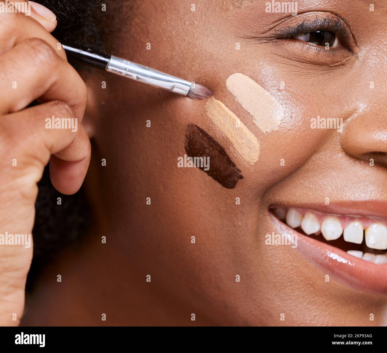 Glückliche schwarze Frau, Zoom und Fundament mit Pinsel für Make-up, Hautpflege und Schönheit mit Lächeln. Model, african Woman und Gesichtskunst für Haut, Gesicht und Stockfoto