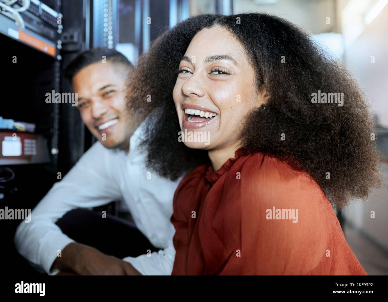 Porträt, schwarze Frau und Informationstechnologie, Server und glücklicher Arbeiter, lustige Unterhaltung und Teamarbeit in DER IT. Computeringenieur, Frau und Mann Stockfoto