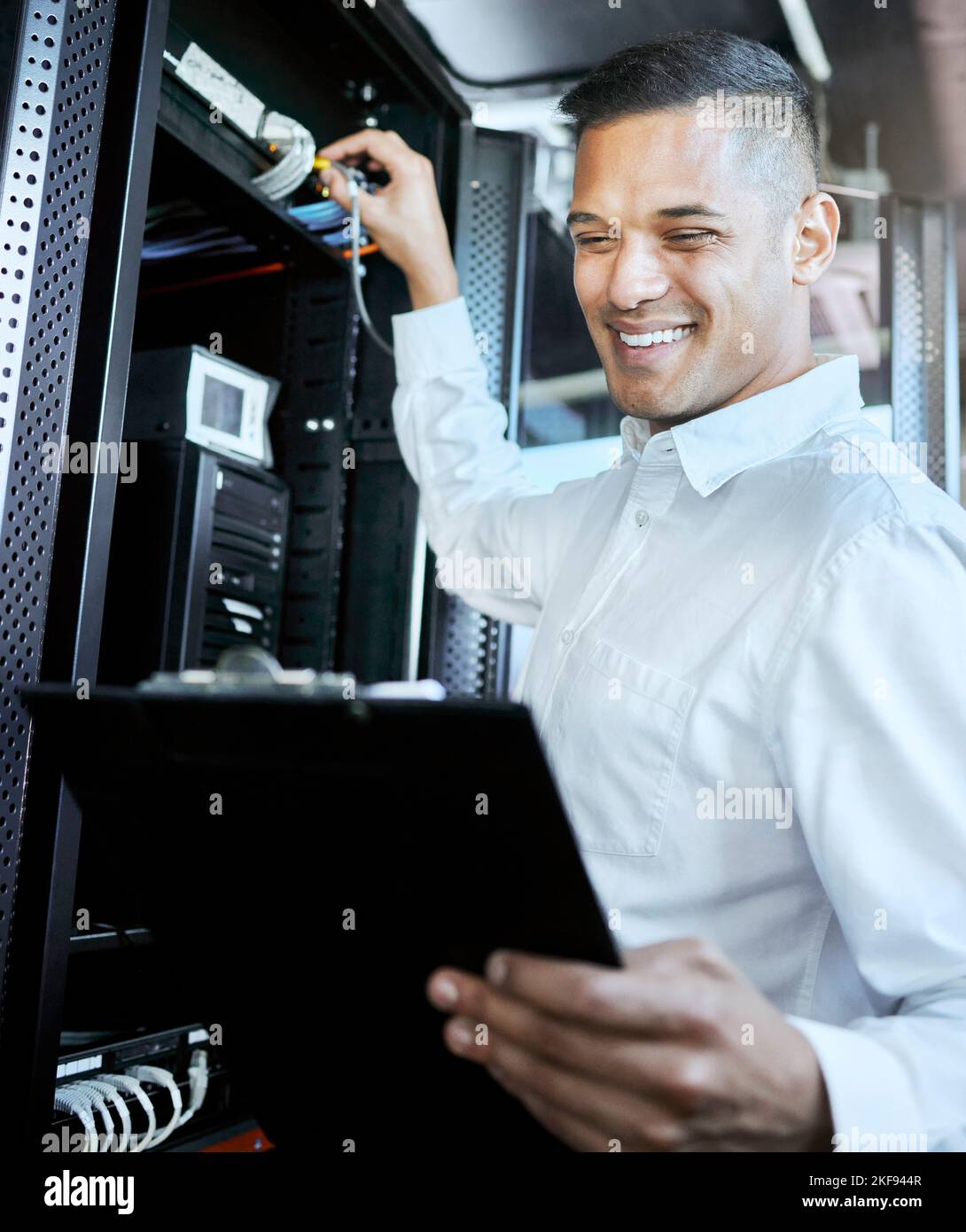 Serverraum, IT-Support und Datenbank mit einem Mann-Programmierer, der in einem Rechenzentrum auf einem Mainframe arbeitet. Software, Cyber-Sicherheit und Innovation mit einem Stockfoto