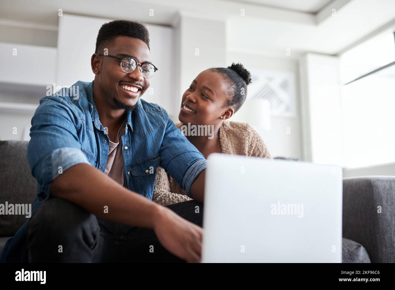 Laptop, Happy und Internet mit einem schwarzen Paar online, Surfen in sozialen Medien oder auf der Suche nach einem Film zu sehen. E-Commerce, Computer und Serien mit einem Stockfoto