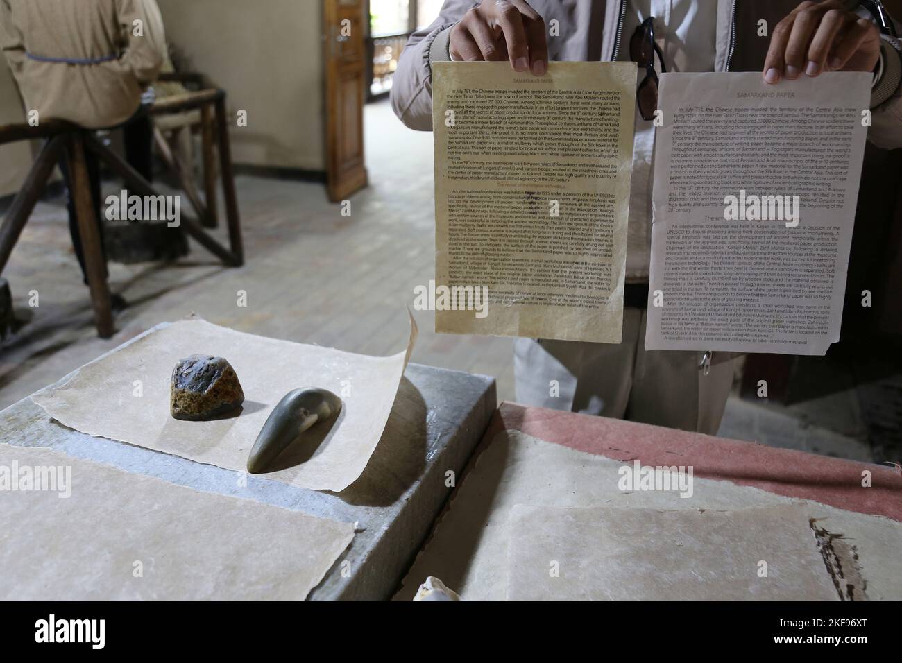 Demonstration der Papierherstellung, Papierfabrik Meros (Heritage), Konighil, Samarkand, Provinz Samarkand, Usbekistan, Zentralasien Stockfoto