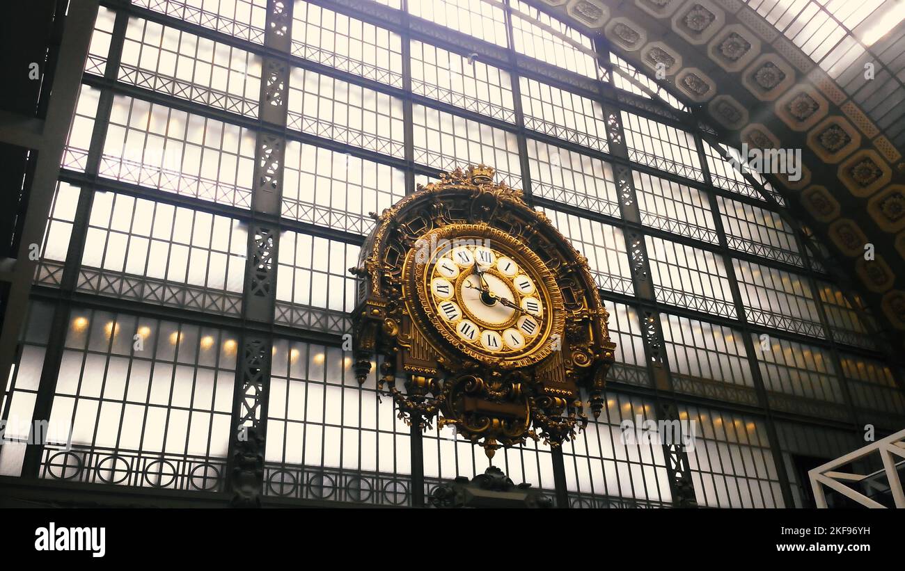 Goldene Uhr in der Haupthalle des Musée d'Orsay in Paris Stockfoto
