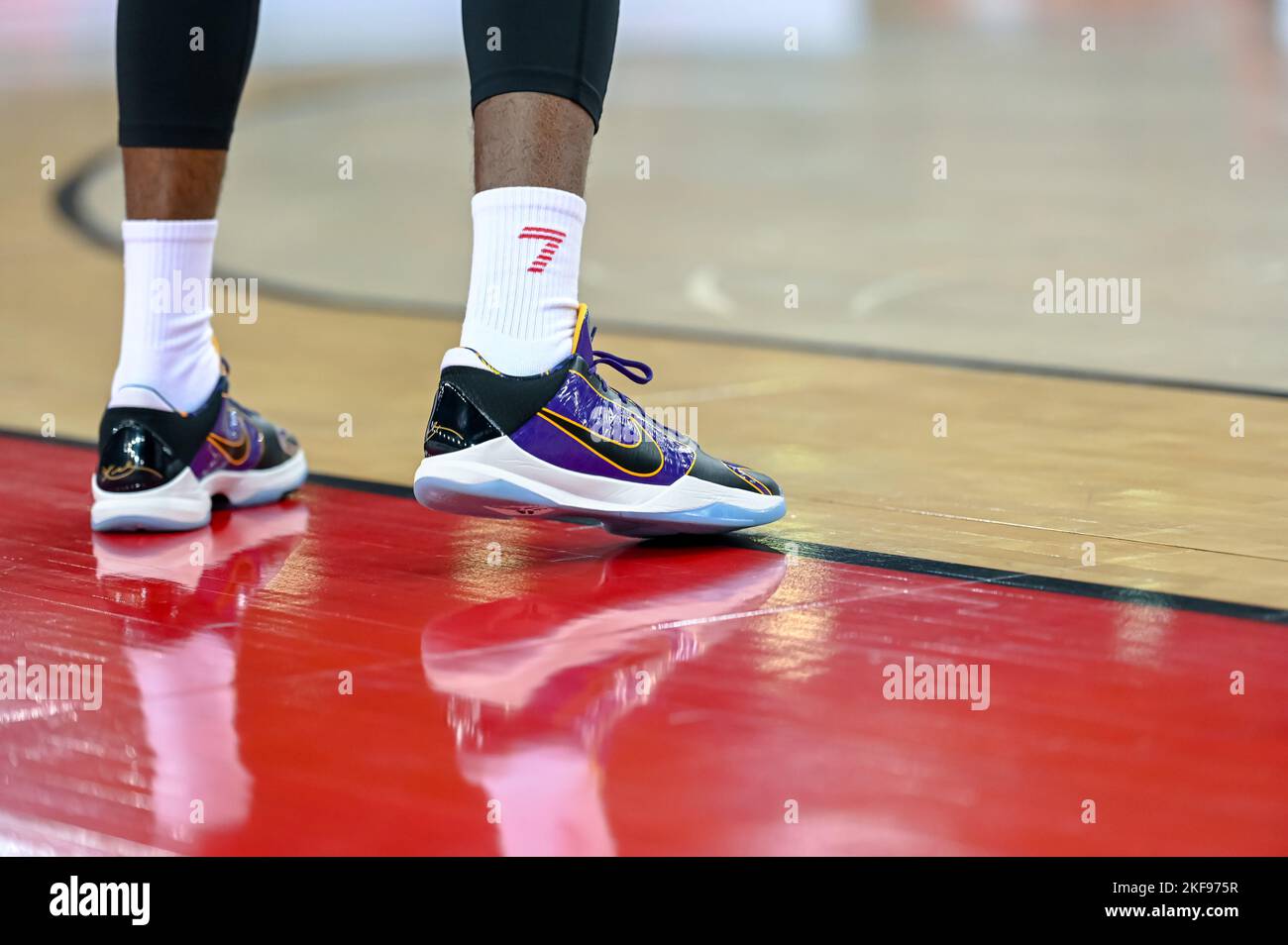 Basketballspieler trägt während des Spiels modische Schuhe Stockfoto