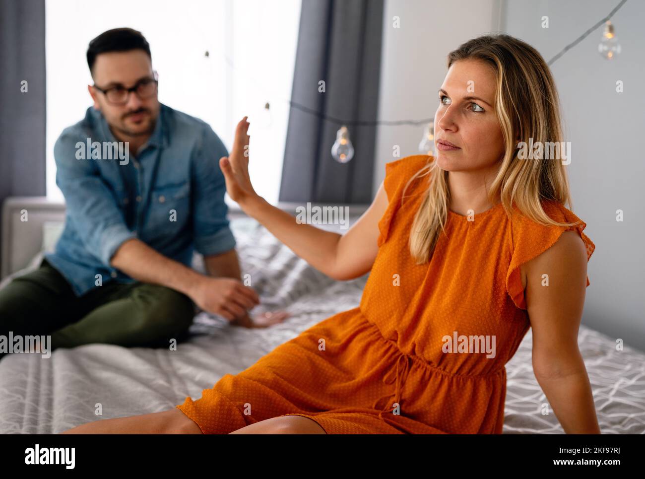 Traurige, nachdenkliche Paare, die an Beziehungsprobleme denken, die auf dem Sofa sitzen, Konflikte in der Ehe. Stockfoto