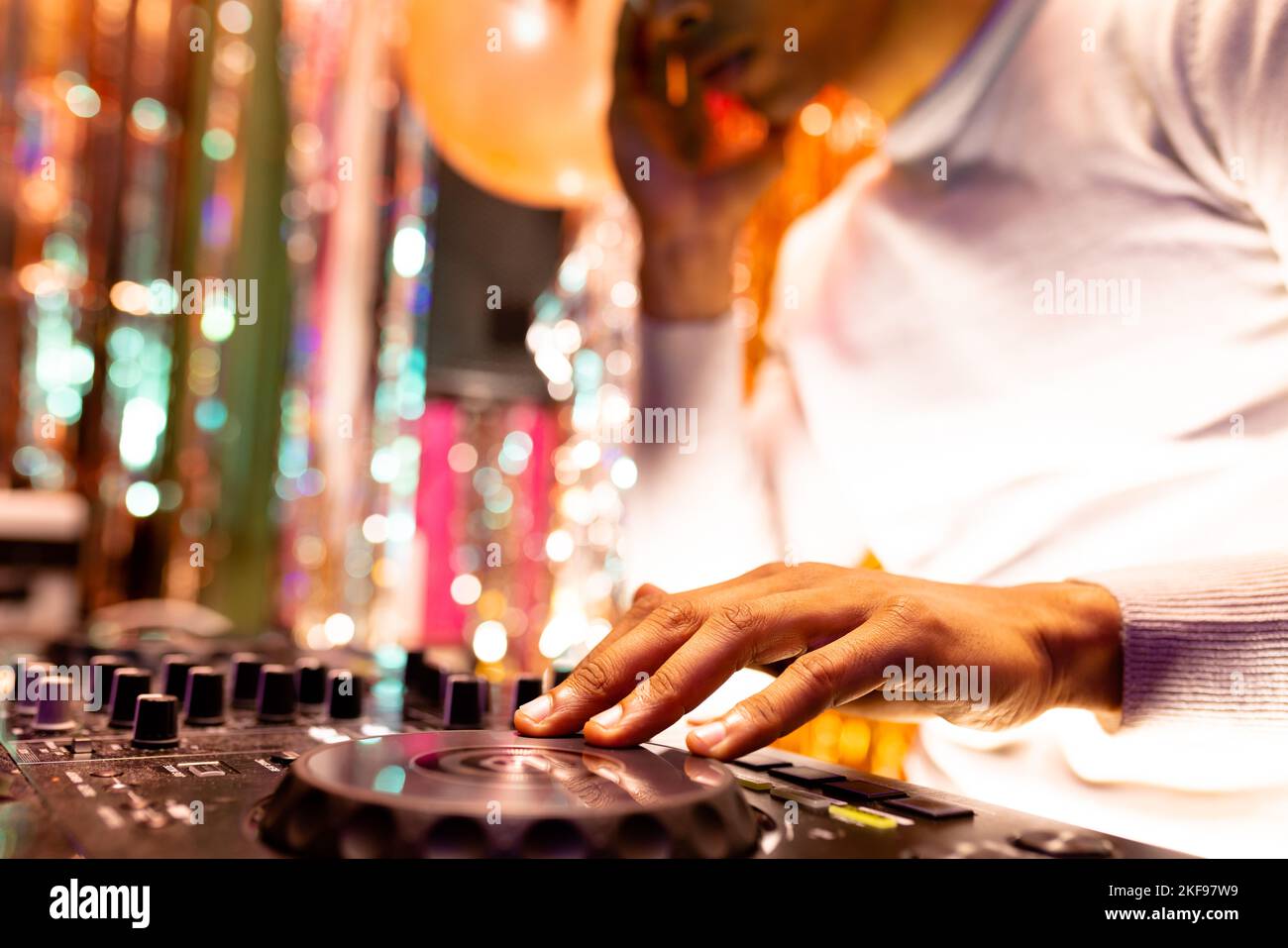 afroamerikanischer dj spielt Musik in einem Nachtclub, selektiver Fokus Stockfoto