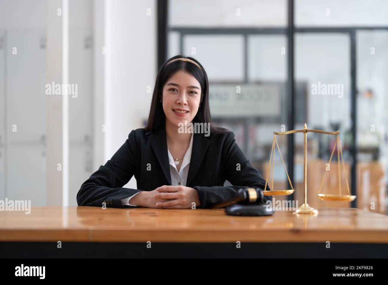 Portrait Vertrauen asiatischen Anwalt Blick auf Kamera sitzen am Schreibtisch im Büro. Stockfoto