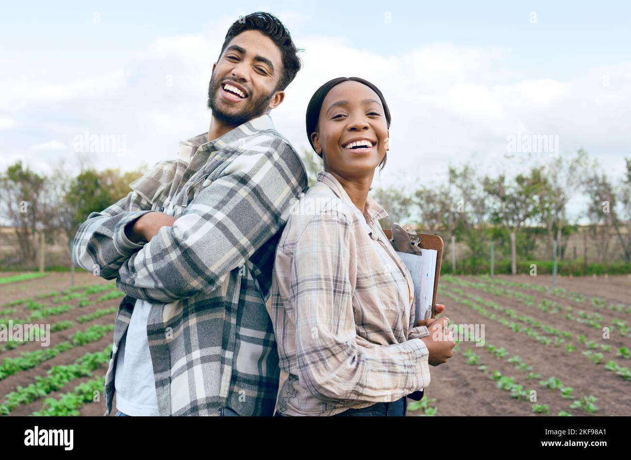 Mann, Frau Landwirt oder Landwirtschaft mit Checkliste, Bauernhof und Pflanzen im Portrait mit Lächeln. Paar, Grünpflanzen und Landwirtschaft Teamwork für Gemüse, Obst Stockfoto
