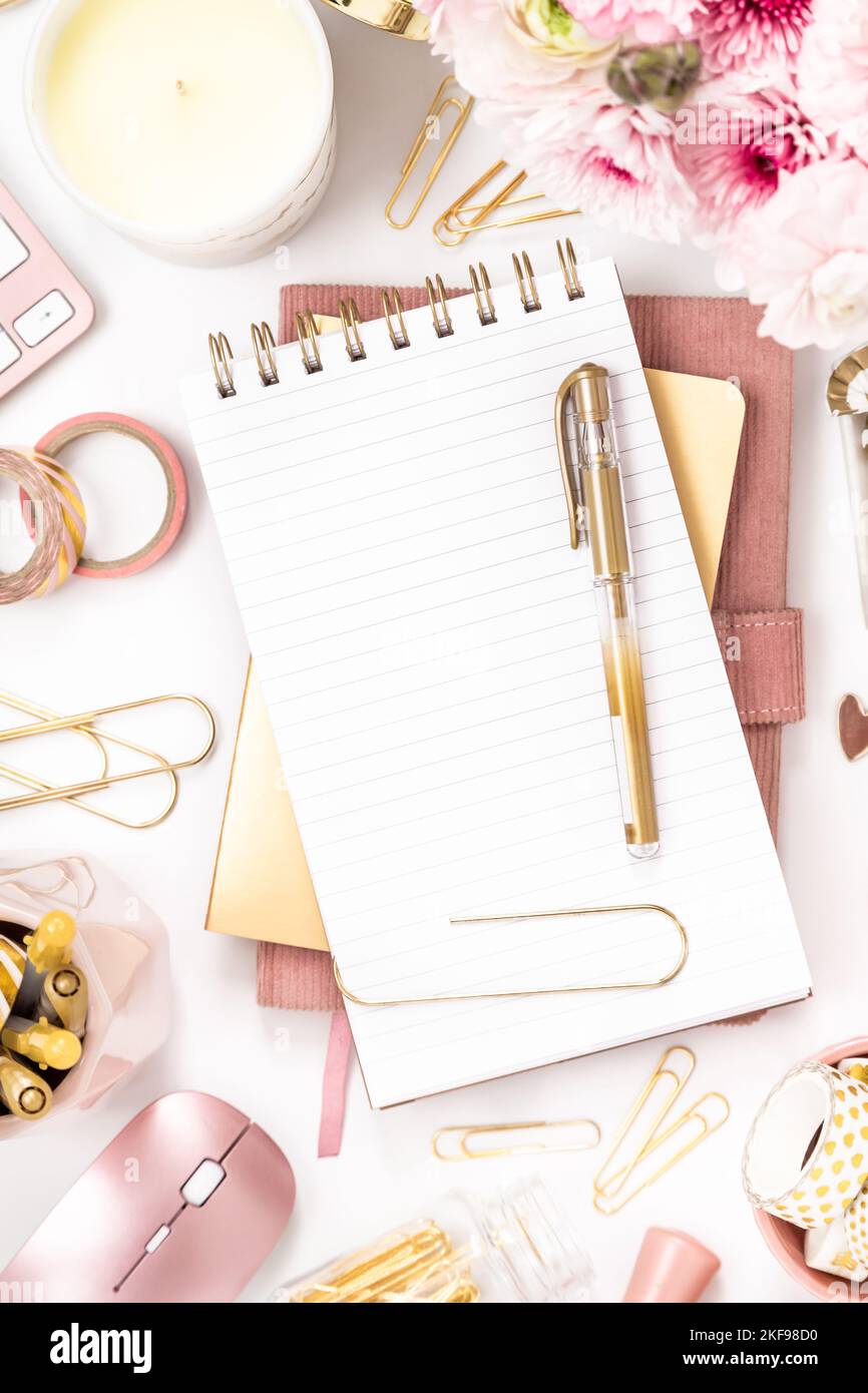 Eine feminine Stock-Kollektion in Gold- und staubrosa Farbtönen ♥ Desktop-Lifestyle-Thema inspiriert vom Büroarbeitsplatz eines stylischen Girl-Chefs Stockfoto