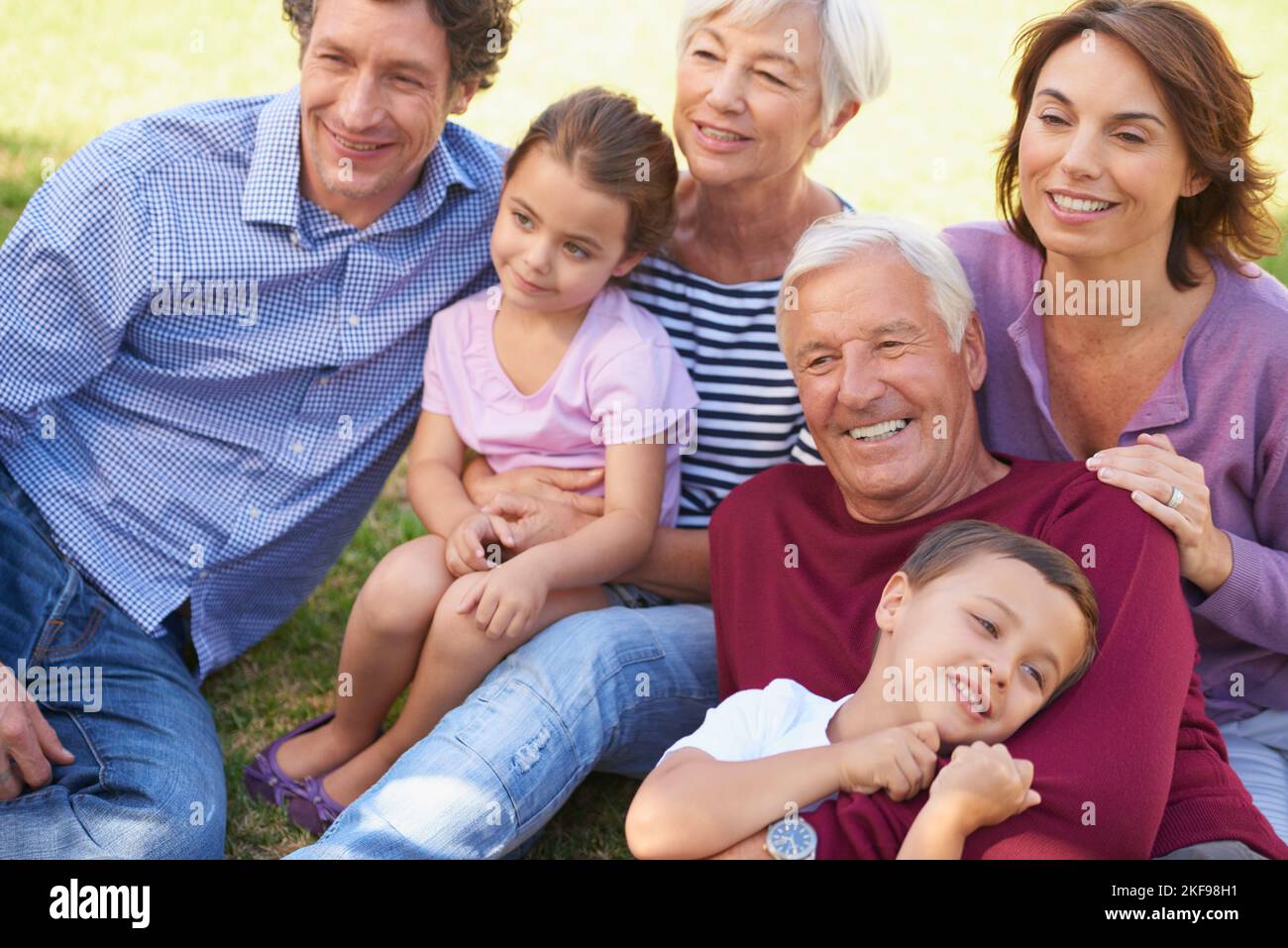 Familienzeit. Eine Familie mit mehreren Generationen, die draußen Zeit zusammen verbringt. Stockfoto