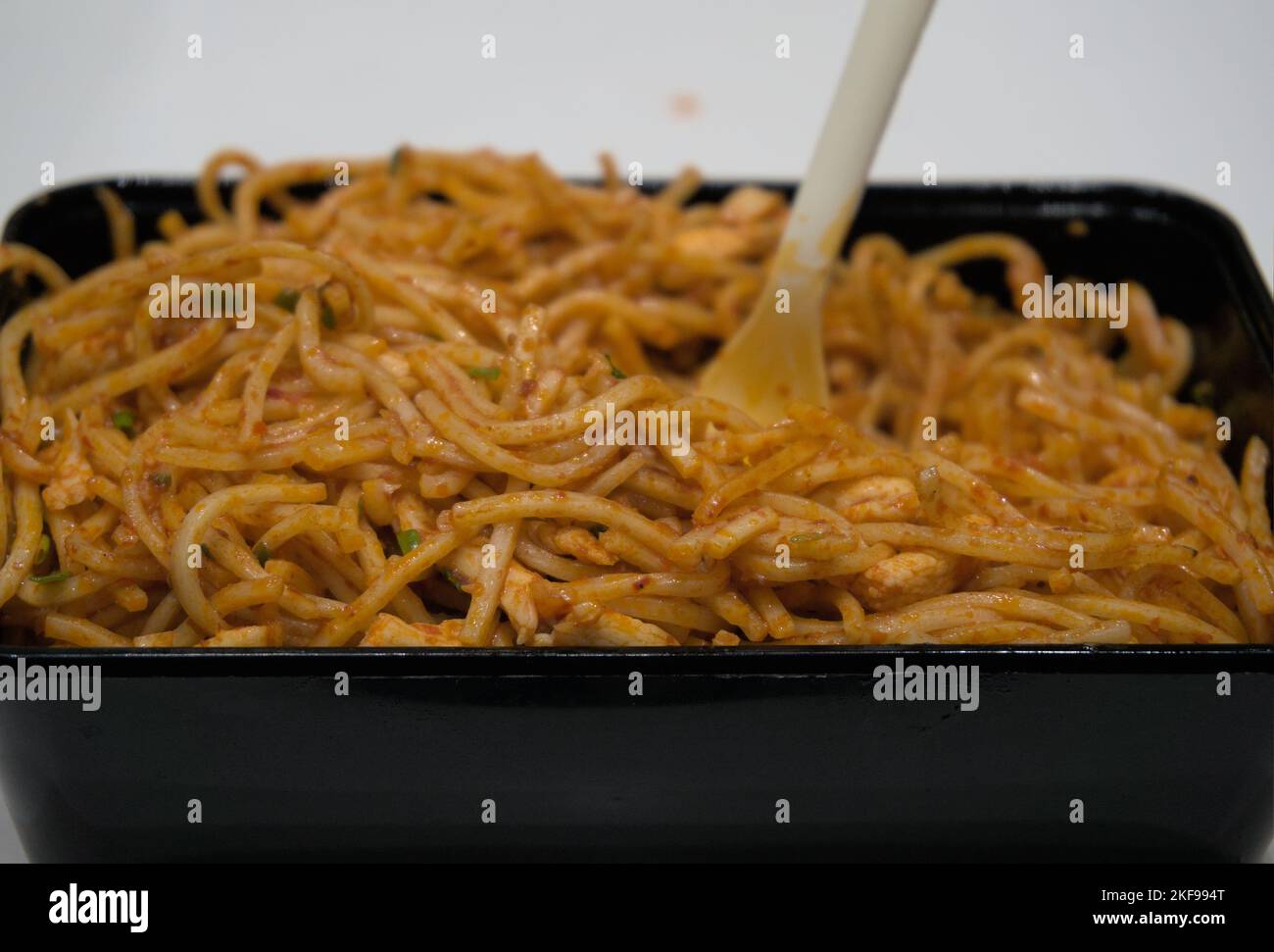 Würzige hakka-Nudeln, serviert in einem Einweg-Lebensmittelbehälter zum Mitnehmen Stockfoto