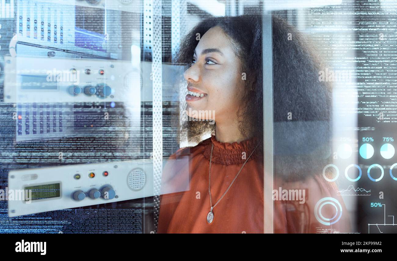 Overlay, Rechenzentrum und schwarze Frau, die in einem Serverraum für Informationstechnologie, Cybersicherheit und Netzwerk Wartungsarbeiten durchführen. Happy IT-Techniker bei Stockfoto