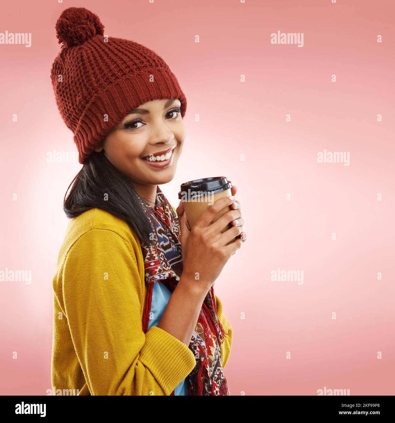 Bleib diesen Winter warm. Beschnittenes Porträt einer jungen Frau, die in Winterkleidung posiert. Stockfoto