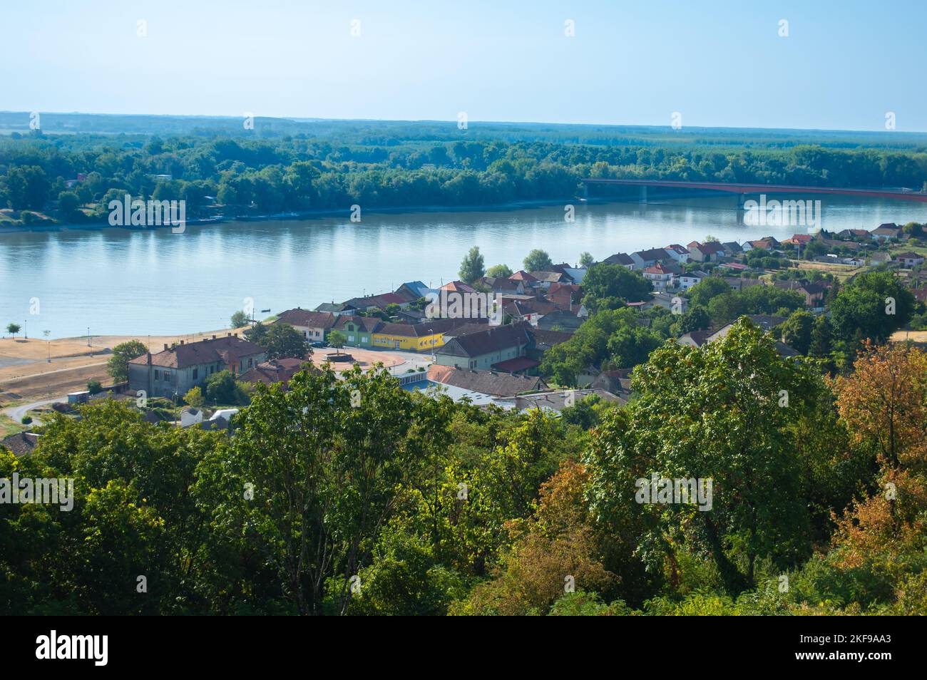 Batina ist ein Hafendorf am rechten Donauufer in Baranja, Kroatien. Stockfoto