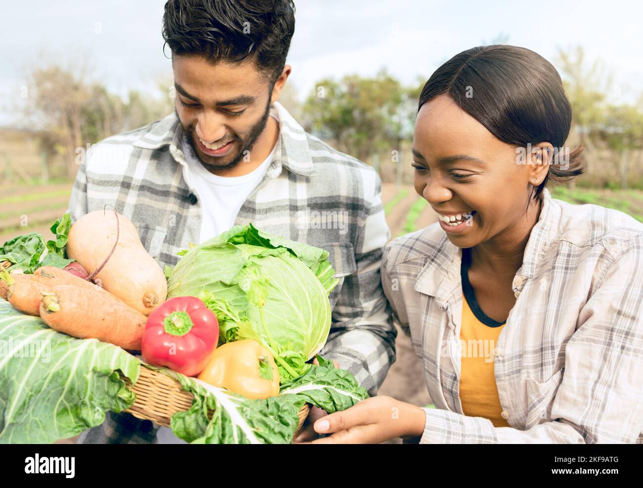 Landwirtschaft, Landwirtschaft und Team von Bauern mit Gemüse, glücklich mit der Ernte, Pflanzen und Naturprodukten. Nachhaltigkeit, Teamarbeit und Mann und Frau Stockfoto