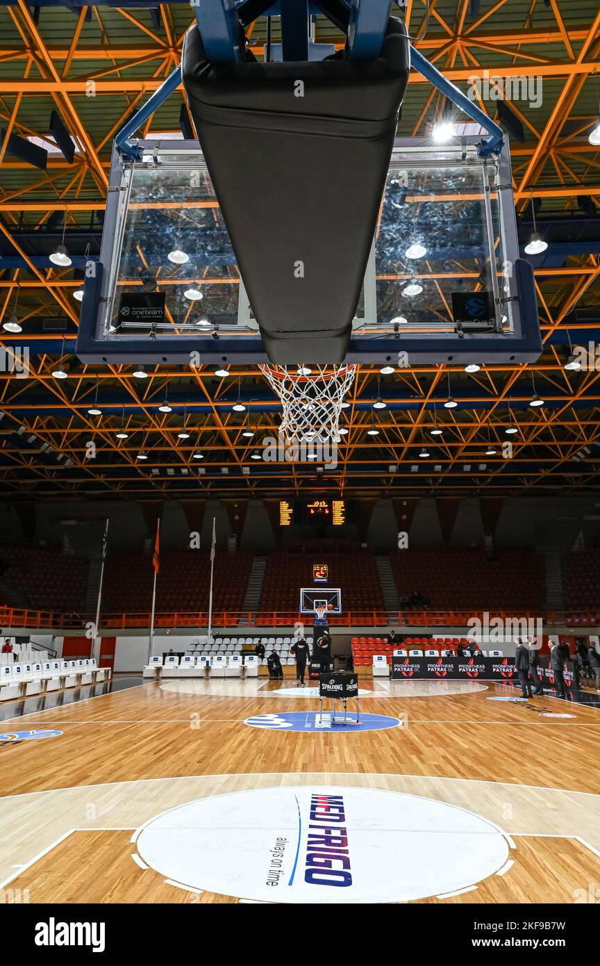 Basketball-Korbnetz aus weißem Seil von unten gegen das Stadiondach Stockfoto