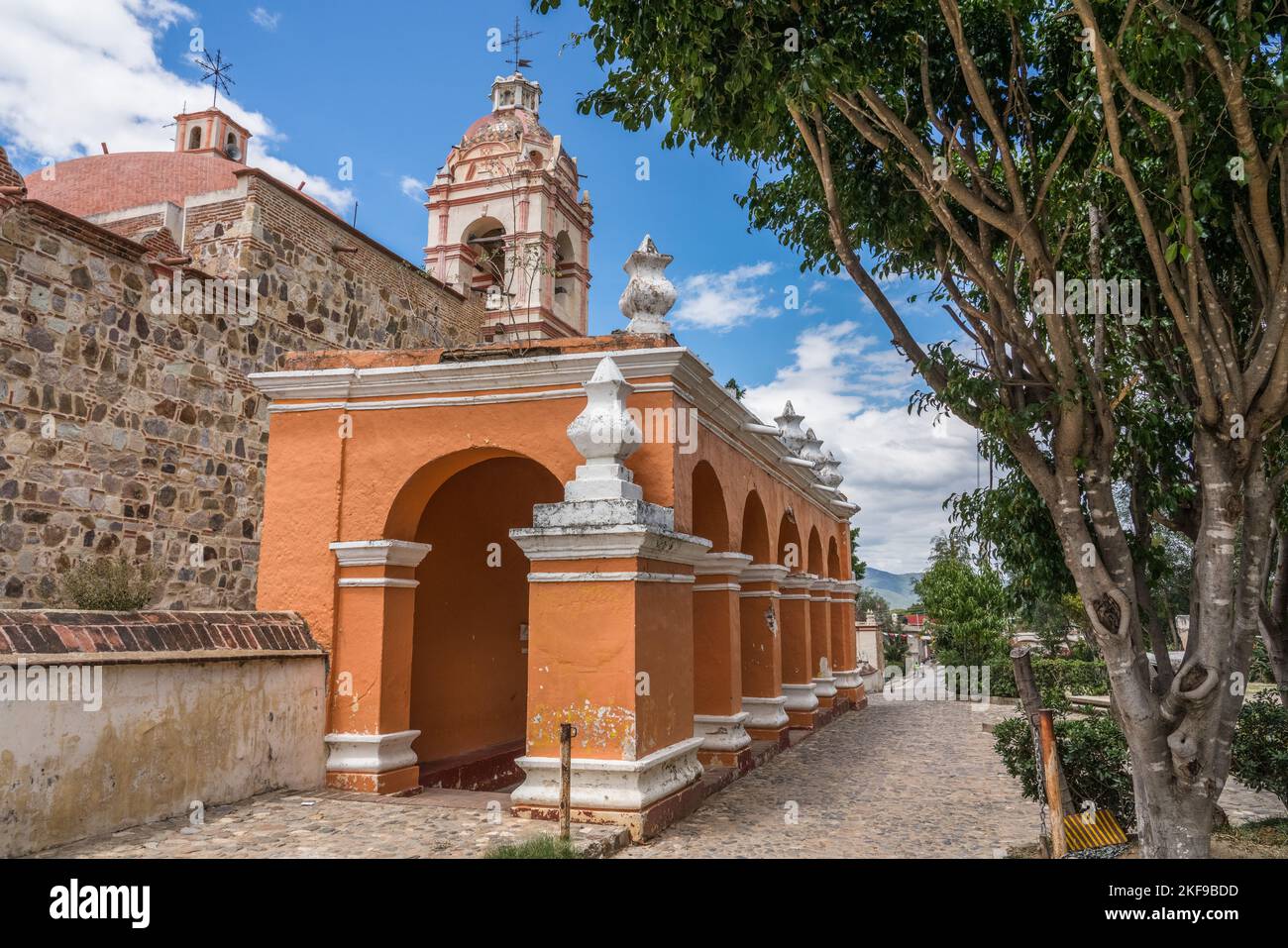 Die Kirche von San Jeronimo Tlacochahuaya in San Jeronimo Tlacochahuaya, Mexiko. Der Bau wurde Ende des 16. Jahrhunderts begonnen und 1735 abgeschlossen. Stockfoto