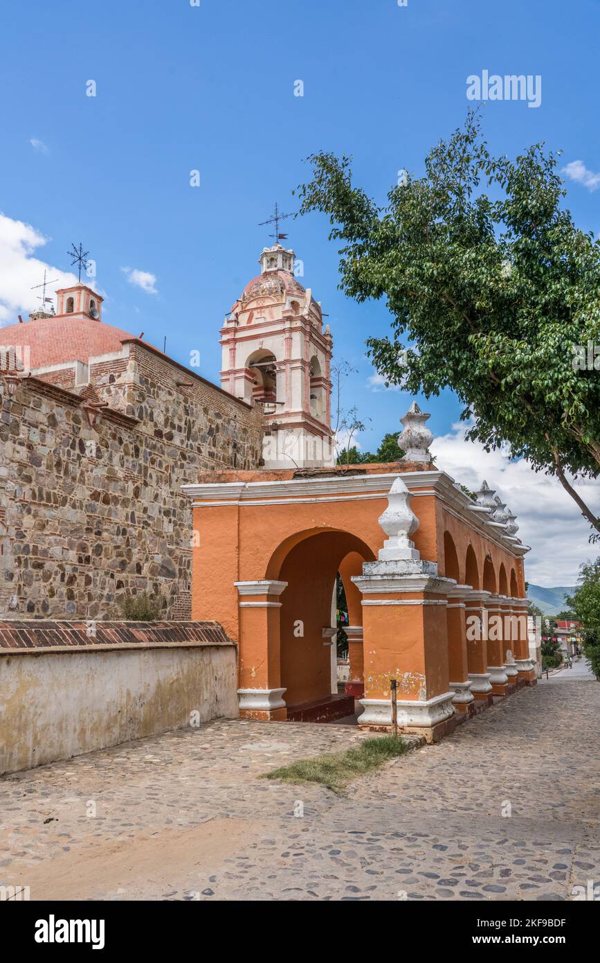 Die Kirche von San Jeronimo Tlacochahuaya in San Jeronimo Tlacochahuaya, Mexiko. Der Bau wurde Ende des 16. Jahrhunderts begonnen und 1735 abgeschlossen. Stockfoto