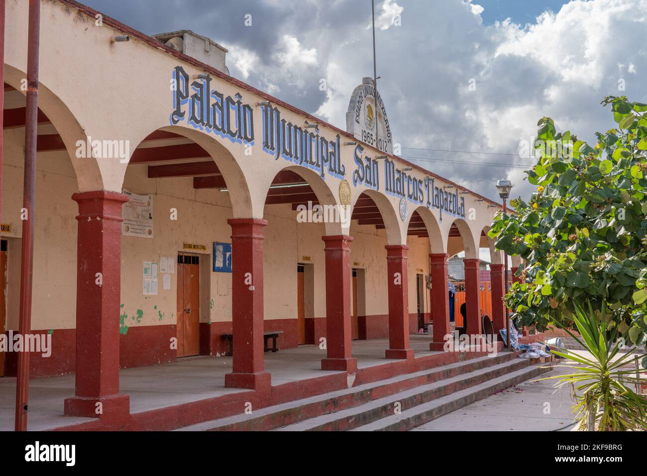 Das Rathaus oder der städtische Palast des Pueblo von San Marcos Tlapazola, in den zentralen Tälern von Oaxaca, Mexiko. Stockfoto