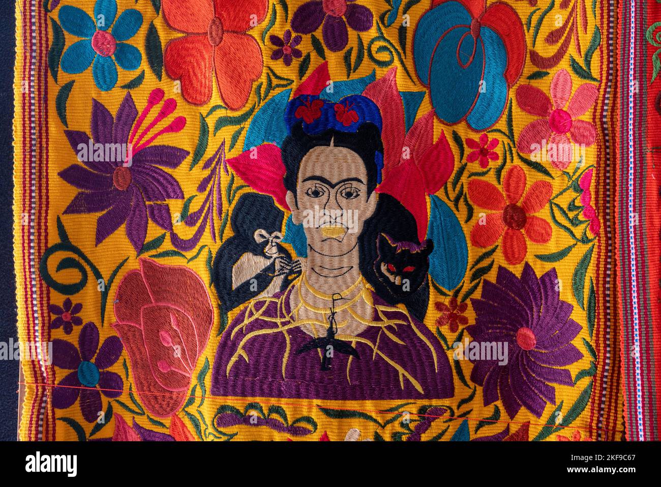 Ein handgewebter Teppich mit dem Bild von Frido Kahlo zum Verkauf in einem Teppichladen im Weberei-Zentrum von Teotitlan del Valley, Oaxaca, Mexiko. Stockfoto