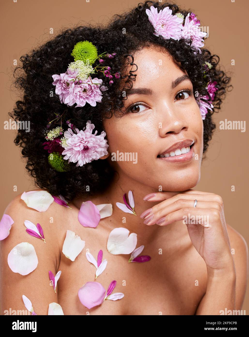 Schönheit, Kunst und schwarze Frau mit Blumen im Haar im Porträt mit Studio-Hintergrund. Natur, Luxus-Spa und Frau mit Blumenkrone, natürliche Hautpflege Stockfoto