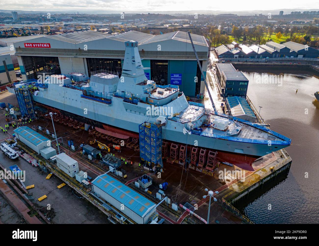 Blick auf das unter U-Boot-Schiff HMS Glasgow Type 26, das in der BAE Systems Werft in Govan am Fluss Clyde in Glasgow, Schottland, Großbritannien, gebaut wird Stockfoto