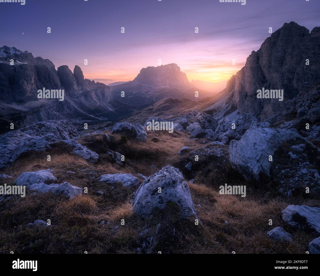 Felsen und Steine bei farbenfrohem Sonnenuntergang im Herbst in den Dolomiten, Italien Stockfoto
